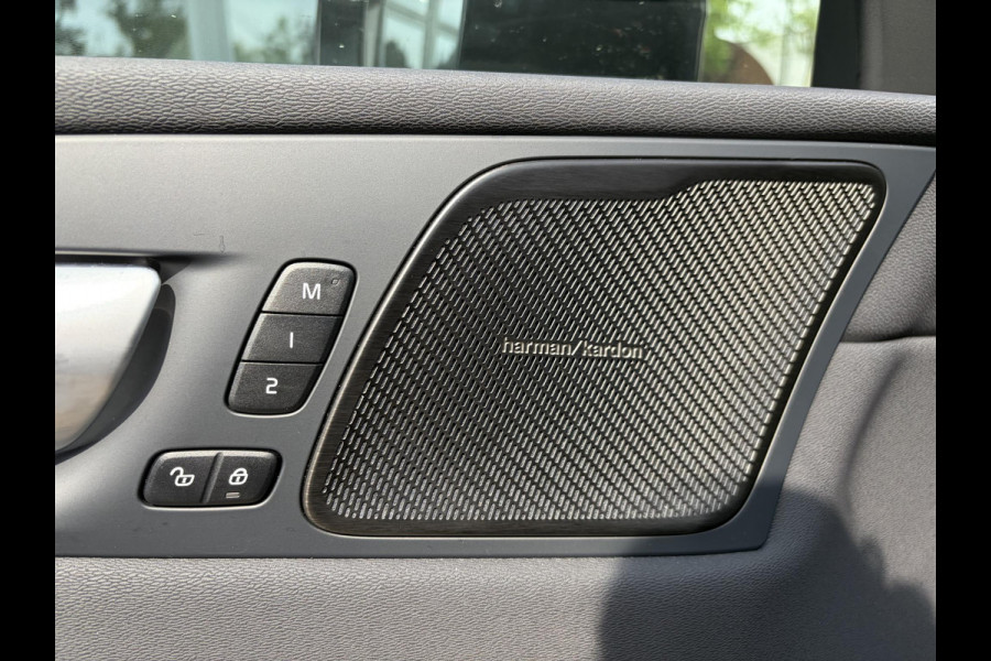 Volvo XC60 Plug-In Hybrid AWD T8 Plus Dark HEAD-UP DISPLAY | 360 CAMERA | PANORAMA DAK | HARMAN/KARDON SOUND | VOORSTOELEN MET GEHEUGEN | ADAPT. CRUISE CONTROL