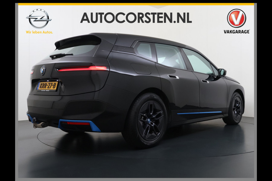 BMW iX xDrive40 327PK Executive SOH 99% Trekhaak 4-Zone Ecc Head-Up Display Camera Apple Carplay Stoelverwarming Elek.Stoelen+Stuur Elek.Achterklep Navi Ecc Bluetooth Led Lmv Pdc Live cockpit pro 2.500KG Trekgewicht Dealeronderhouden
