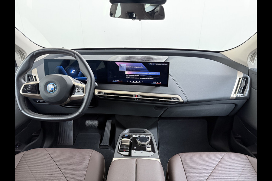 BMW iX xDrive40 327PK Executive SOH 99% Trekhaak 4-Zone Ecc Head-Up Display Camera Apple Carplay Stoelverwarming Elek.Stoelen+Stuur Elek.Achterklep Navi Ecc Bluetooth Led Lmv Pdc Live cockpit pro 2.500KG Trekgewicht Dealeronderhouden