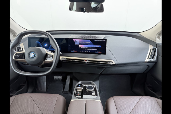 BMW iX xDrive40 327PK Executive SOH 99% Trekhaak 4-Zone Ecc Head-Up Display Camera Apple Carplay Stoelverwarming Elek.Stoelen+Stuur Elek.Achterklep Navi Ecc Bluetooth Led Lmv Pdc Live cockpit pro 2.500KG Trekgewicht Dealeronderhouden