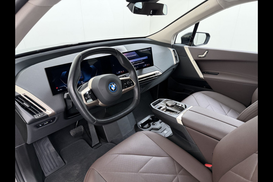 BMW iX xDrive40 327PK Executive SOH 99% Trekhaak 4-Zone Ecc Head-Up Display Camera Apple Carplay Stoelverwarming Elek.Stoelen+Stuur Elek.Achterklep Navi Ecc Bluetooth Led Lmv Pdc Live cockpit pro 2.500KG Trekgewicht Dealeronderhouden