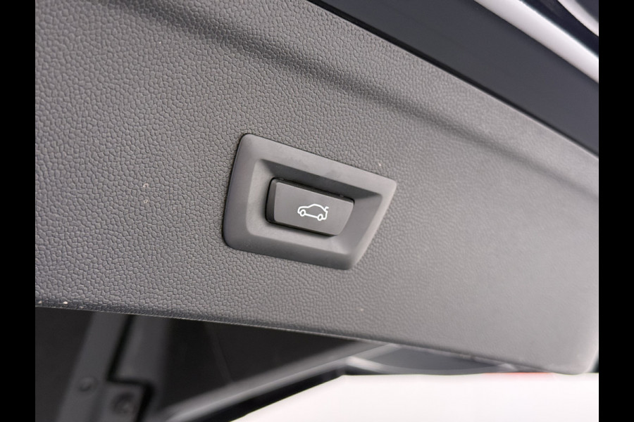 BMW iX xDrive40 327PK Executive SOH 99% Trekhaak 4-Zone Ecc Head-Up Display Camera Apple Carplay Stoelverwarming Elek.Stoelen+Stuur Elek.Achterklep Navi Ecc Bluetooth Led Lmv Pdc Live cockpit pro 2.500KG Trekgewicht Dealeronderhouden