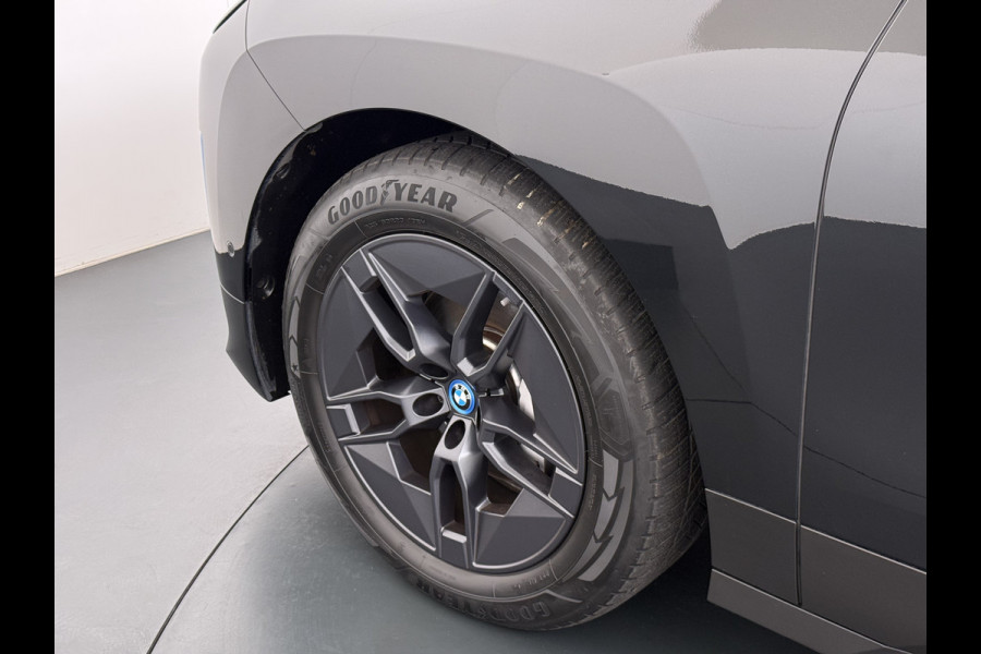 BMW iX xDrive40 327PK Executive SOH 99% Trekhaak 4-Zone Ecc Head-Up Display Camera Apple Carplay Stoelverwarming Elek.Stoelen+Stuur Elek.Achterklep Navi Ecc Bluetooth Led Lmv Pdc Live cockpit pro 2.500KG Trekgewicht Dealeronderhouden