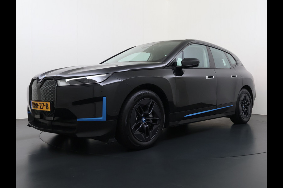 BMW iX xDrive40 327PK Executive SOH 99% Trekhaak 4-Zone Ecc Head-Up Display Camera Apple Carplay Stoelverwarming Elek.Stoelen+Stuur Elek.Achterklep Navi Ecc Bluetooth Led Lmv Pdc Live cockpit pro 2.500KG Trekgewicht Dealeronderhouden