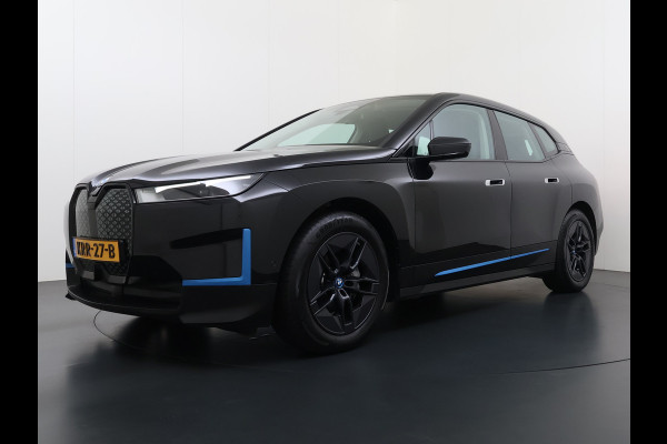 BMW iX xDrive40 327PK Executive SOH 99% Trekhaak 4-Zone Ecc Head-Up Display Camera Apple Carplay Stoelverwarming Elek.Stoelen+Stuur Elek.Achterklep Navi Ecc Bluetooth Led Lmv Pdc Live cockpit pro 2.500KG Trekgewicht Dealeronderhouden