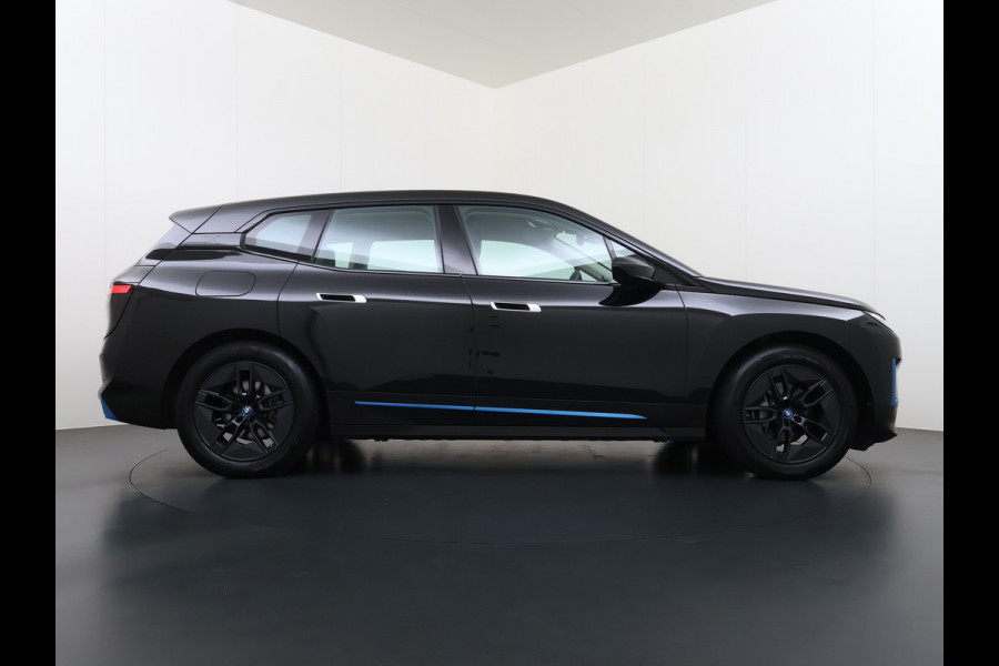 BMW iX xDrive40 327PK Executive SOH 99% Trekhaak 4-Zone Ecc Head-Up Display Camera Apple Carplay Stoelverwarming Elek.Stoelen+Stuur Elek.Achterklep Navi Ecc Bluetooth Led Lmv Pdc Live cockpit pro 2.500KG Trekgewicht Dealeronderhouden