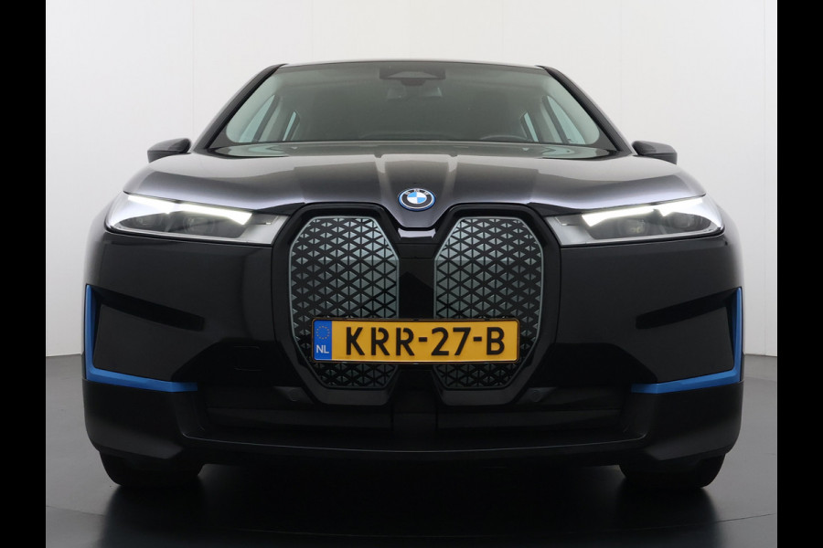 BMW iX xDrive40 327PK Executive SOH 99% Trekhaak 4-Zone Ecc Head-Up Display Camera Apple Carplay Stoelverwarming Elek.Stoelen+Stuur Elek.Achterklep Navi Ecc Bluetooth Led Lmv Pdc Live cockpit pro 2.500KG Trekgewicht Dealeronderhouden