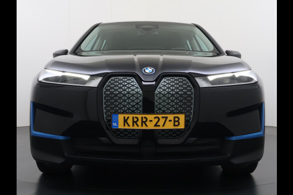 BMW iX xDrive40 327PK Executive SOH 99% Trekhaak 4-Zone Ecc Head-Up Display Camera Apple Carplay Stoelverwarming Elek.Stoelen+Stuur Elek.Achterklep Navi Ecc Bluetooth Led Lmv Pdc Live cockpit pro 2.500KG Trekgewicht Dealeronderhouden