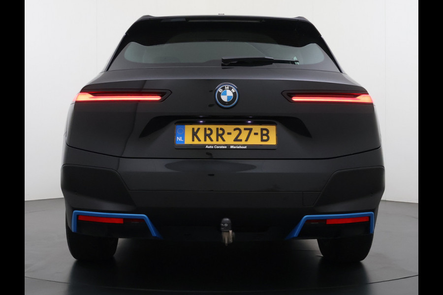 BMW iX xDrive40 327PK Executive SOH 99% Trekhaak 4-Zone Ecc Head-Up Display Camera Apple Carplay Stoelverwarming Elek.Stoelen+Stuur Elek.Achterklep Navi Ecc Bluetooth Led Lmv Pdc Live cockpit pro 2.500KG Trekgewicht Dealeronderhouden