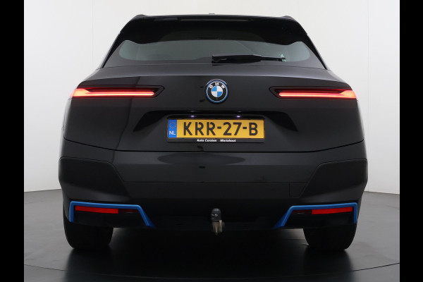 BMW iX xDrive40 327PK Executive SOH 99% Trekhaak 4-Zone Ecc Head-Up Display Camera Apple Carplay Stoelverwarming Elek.Stoelen+Stuur Elek.Achterklep Navi Ecc Bluetooth Led Lmv Pdc Live cockpit pro 2.500KG Trekgewicht Dealeronderhouden