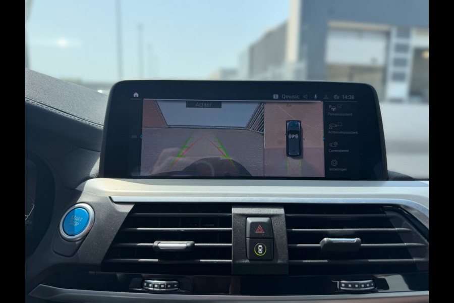 BMW iX3 High Executive 80 kWh | Panoramadak | Harman Kardon | Head-Up Display | Adaptive Cruise Control | Stoelverwarming | Dodehoekdetectie | Keyless | Trekhaak | Adaptief Onderstel | 360 Camera | Ambiance Verlichting |