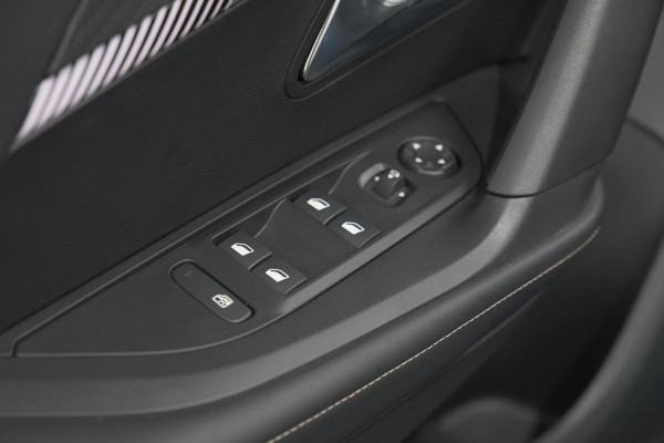 Peugeot e-2008 EV Allure 54 kWh | SOH 97,7% | 11 KW Lader | Apple Carplay | Parkeersensoren