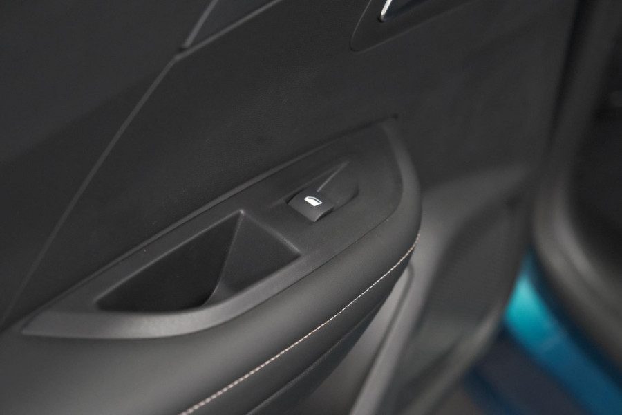 Peugeot e-2008 EV Allure 54 kWh | SOH 97,7% | 11 KW Lader | Apple Carplay | Parkeersensoren