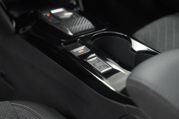 Peugeot e-2008 EV Allure 54 kWh | SOH 97,7% | 11 KW Lader | Apple Carplay | Parkeersensoren