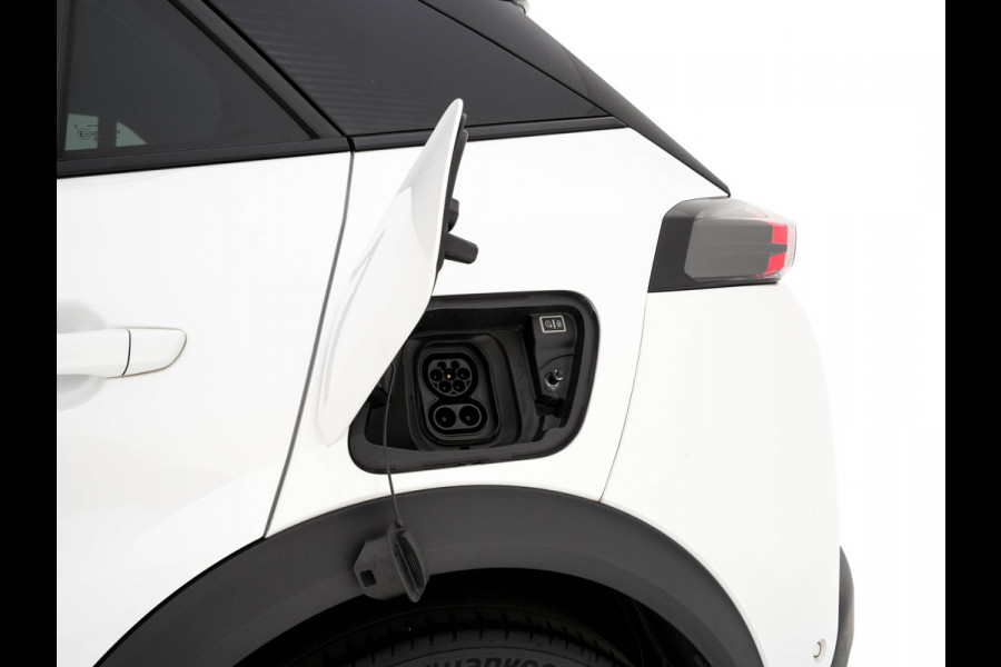 Peugeot e-2008 EV GT Pack 50 kWh [3-Fase-11kW] {SoH-88%} (INCL.BTW) *PANO | DIGI-COCKPIT | FULL-LED | BLIS | KEYLESS | LEATHER-MICROFIBRE | CAMERA | CARPLAY | CCS-FASTLOADER | DAB+ | NAVI-FULLMAP | ECC | PDC | SPORT-SEATS | AMBIENT-LIGHT | PRIVACY-