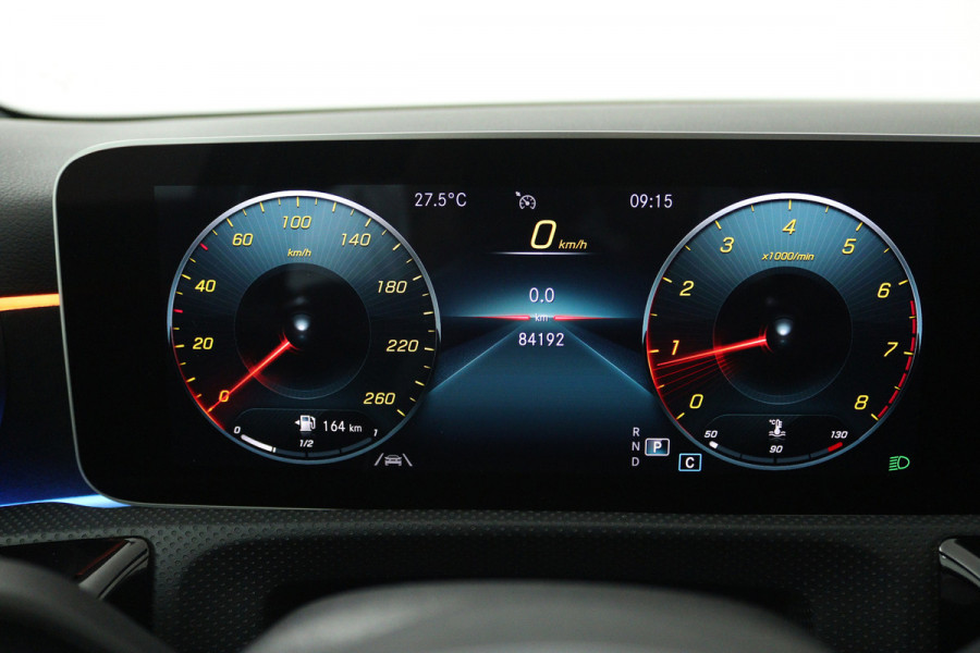 Mercedes-Benz A-Klasse 180 Business Solution AMG (PANORAMADAK, STOELVERWARMING, SFEERVERLICHTING, CAMERA, BURMEISTER)