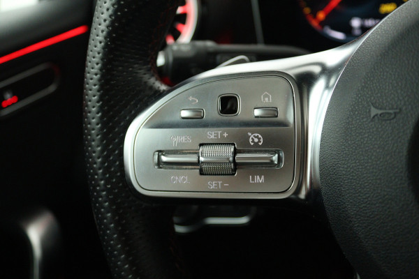 Mercedes-Benz A-Klasse 180 Business Solution AMG (PANORAMADAK, STOELVERWARMING, SFEERVERLICHTING, CAMERA, BURMEISTER)