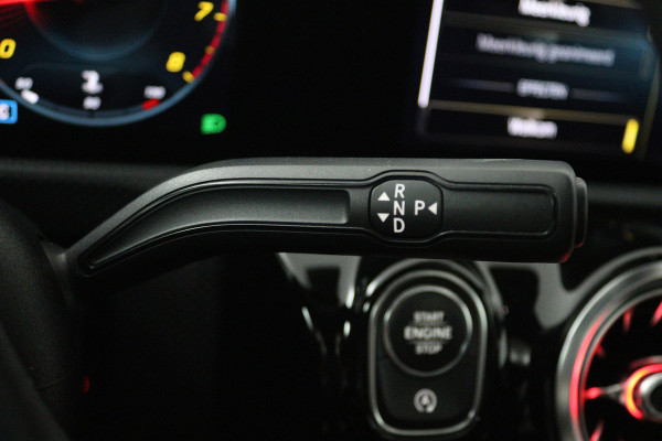 Mercedes-Benz A-Klasse 180 Business Solution AMG (PANORAMADAK, STOELVERWARMING, SFEERVERLICHTING, CAMERA, BURMEISTER)
