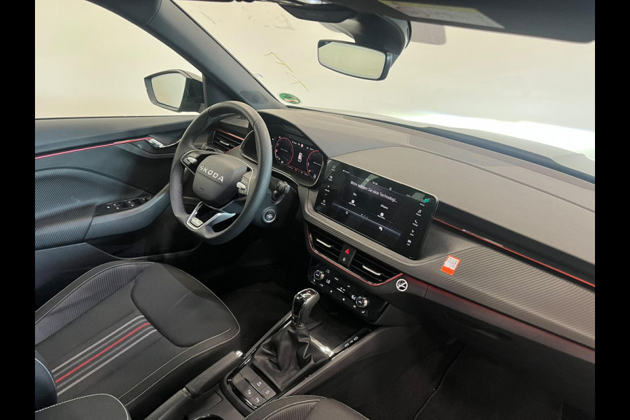 Škoda Kamiq 1.0 TSI Monte Carlo Panoramadak Wegklapbare trekhaak Navigatie Apple Carplay Android Auto Camera Parkeerhulp Adaptive Cruise Control Stoel- en stuurverwarming Virtual Cockpit Full Led Climate Control Lichtmetalen velgen