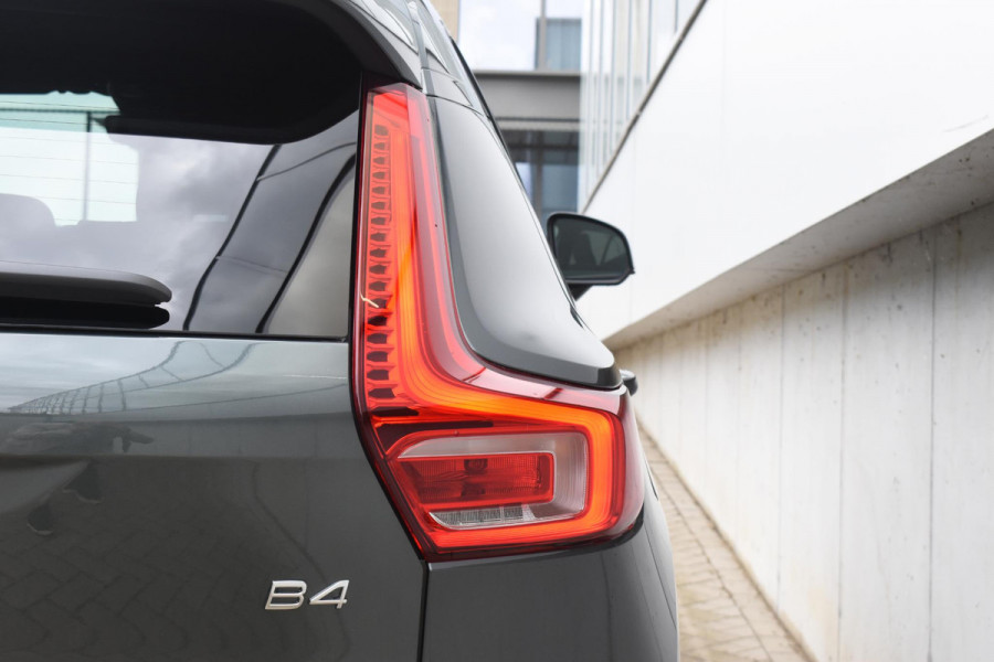 Volvo XC40 B4 211PK Automaat Plus Dark / Lounge Pakket / Extra getint glas / 360 Camera / 20'' velgen / Panoramadak / Elektrische stoelen met geheugen / Harman Kardon / Microtech/Nubuck bekleding