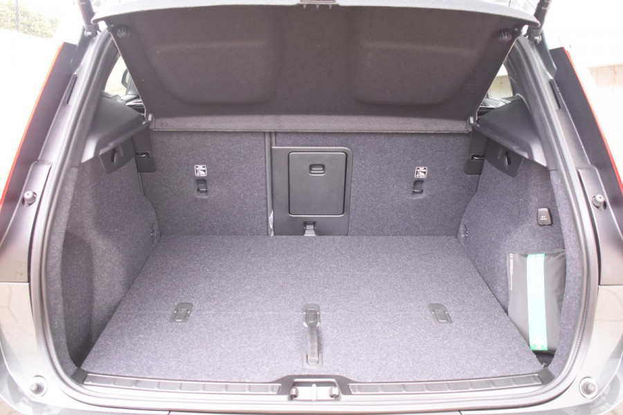 Volvo XC40 B4 211PK Automaat Plus Dark / Lounge Pakket / Extra getint glas / 360 Camera / 20'' velgen / Panoramadak / Elektrische stoelen met geheugen / Harman Kardon / Microtech/Nubuck bekleding