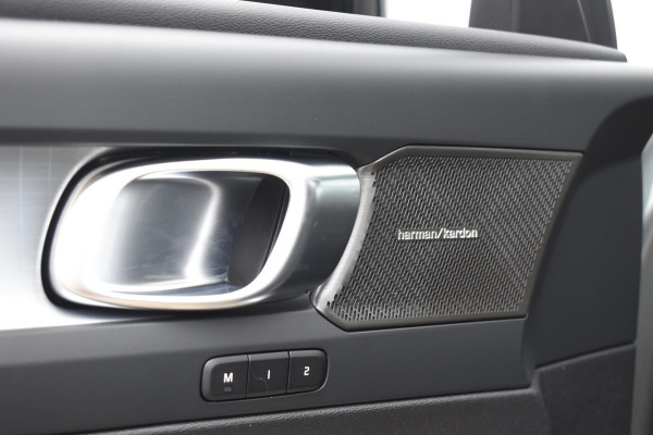 Volvo XC40 B4 211PK Automaat Plus Dark / Lounge Pakket / Extra getint glas / 360 Camera / 20'' velgen / Panoramadak / Elektrische stoelen met geheugen / Harman Kardon / Microtech/Nubuck bekleding