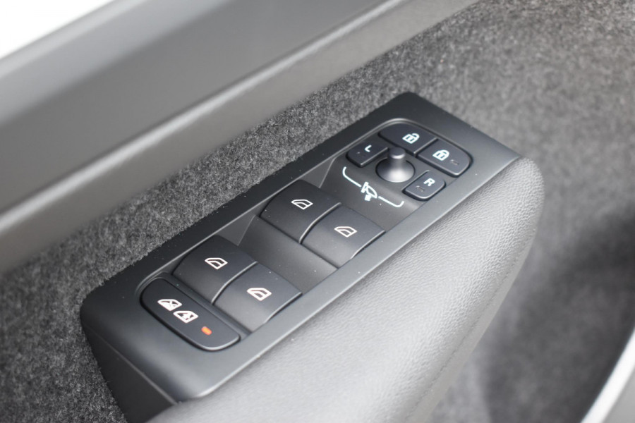 Volvo XC40 B4 211PK Automaat Plus Dark / Lounge Pakket / Extra getint glas / 360 Camera / 20'' velgen / Panoramadak / Elektrische stoelen met geheugen / Harman Kardon / Microtech/Nubuck bekleding