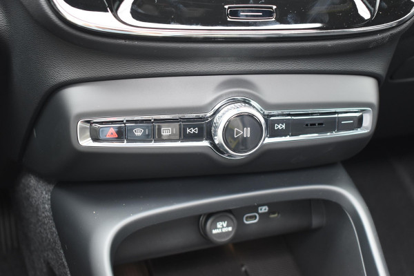 Volvo XC40 B4 211PK Automaat Plus Dark / Lounge Pakket / Extra getint glas / 360 Camera / 20'' velgen / Panoramadak / Elektrische stoelen met geheugen / Harman Kardon / Microtech/Nubuck bekleding