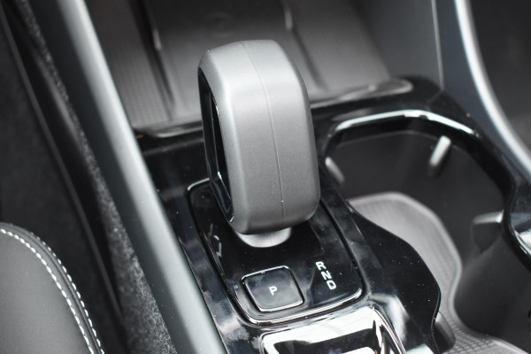 Volvo XC40 B4 211PK Automaat Plus Dark / Lounge Pakket / Extra getint glas / 360 Camera / 20'' velgen / Panoramadak / Elektrische stoelen met geheugen / Harman Kardon / Microtech/Nubuck bekleding