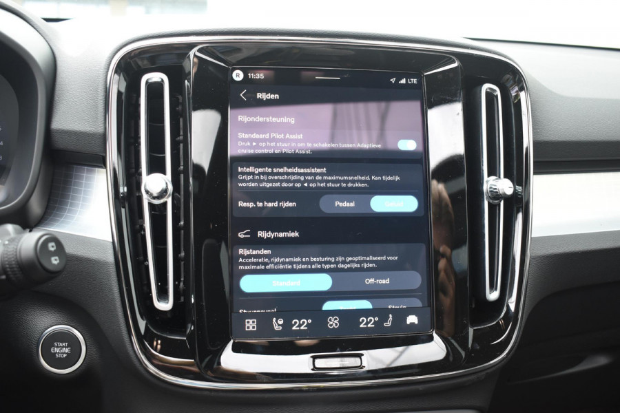 Volvo XC40 B4 211PK Automaat Plus Dark / Lounge Pakket / Extra getint glas / 360 Camera / 20'' velgen / Panoramadak / Elektrische stoelen met geheugen / Harman Kardon / Microtech/Nubuck bekleding