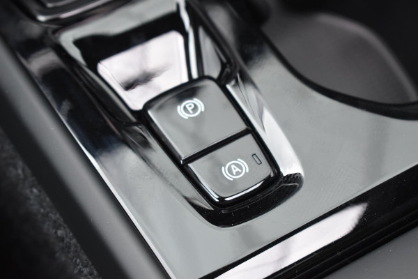 Volvo XC40 B4 211PK Automaat Plus Dark / Lounge Pakket / Extra getint glas / 360 Camera / 20'' velgen / Panoramadak / Elektrische stoelen met geheugen / Harman Kardon / Microtech/Nubuck bekleding