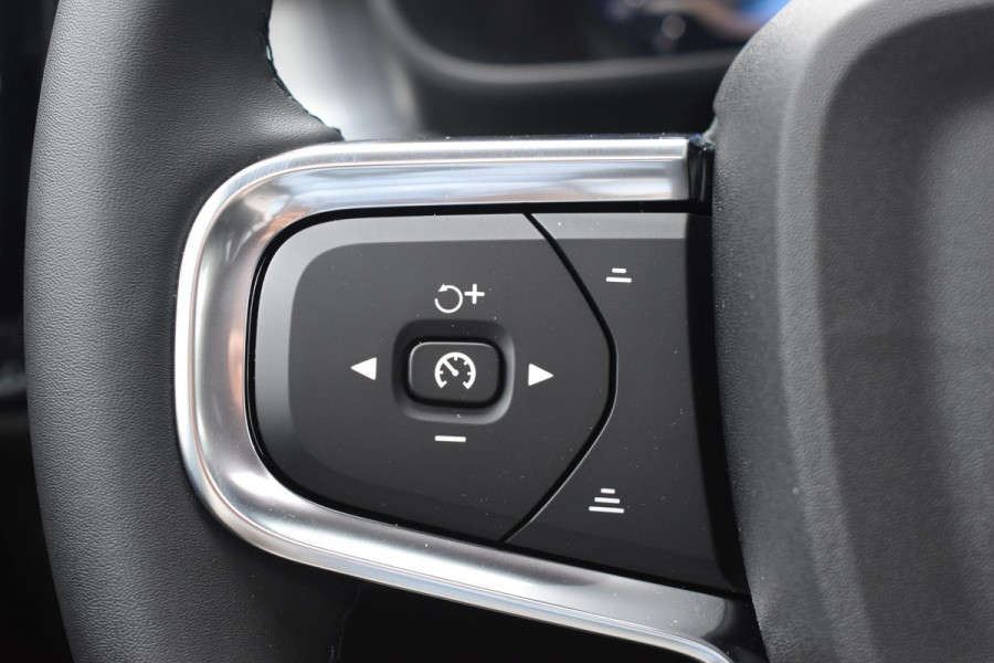 Volvo XC40 B4 211PK Automaat Plus Dark / Lounge Pakket / Extra getint glas / 360 Camera / 20'' velgen / Panoramadak / Elektrische stoelen met geheugen / Harman Kardon / Microtech/Nubuck bekleding