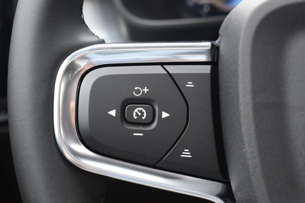 Volvo XC40 B4 211PK Automaat Plus Dark / Lounge Pakket / Extra getint glas / 360 Camera / 20'' velgen / Panoramadak / Elektrische stoelen met geheugen / Harman Kardon / Microtech/Nubuck bekleding