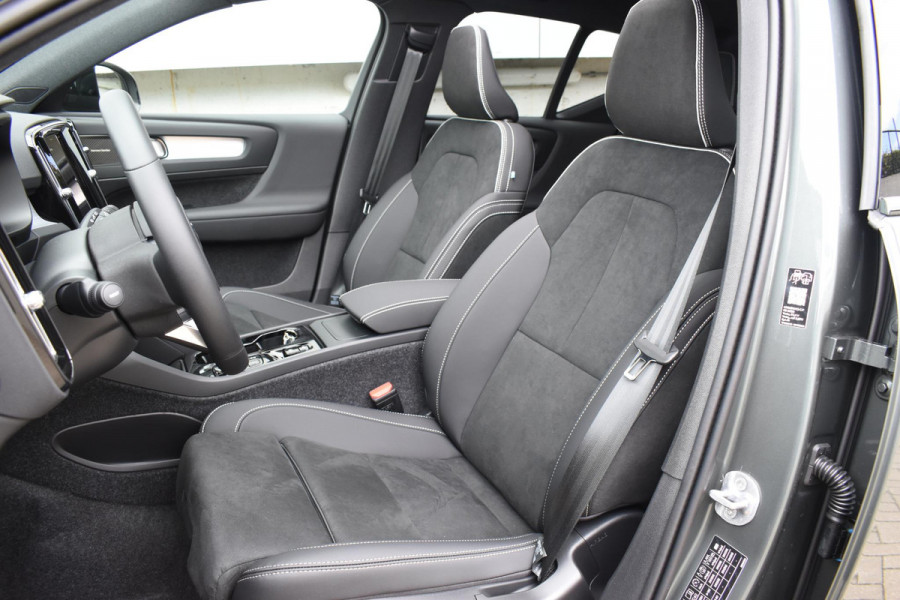 Volvo XC40 B4 211PK Automaat Plus Dark / Lounge Pakket / Extra getint glas / 360 Camera / 20'' velgen / Panoramadak / Elektrische stoelen met geheugen / Harman Kardon / Microtech/Nubuck bekleding