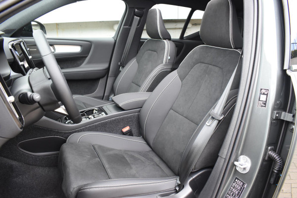 Volvo XC40 B4 211PK Automaat Plus Dark / Lounge Pakket / Extra getint glas / 360 Camera / 20'' velgen / Panoramadak / Elektrische stoelen met geheugen / Harman Kardon / Microtech/Nubuck bekleding