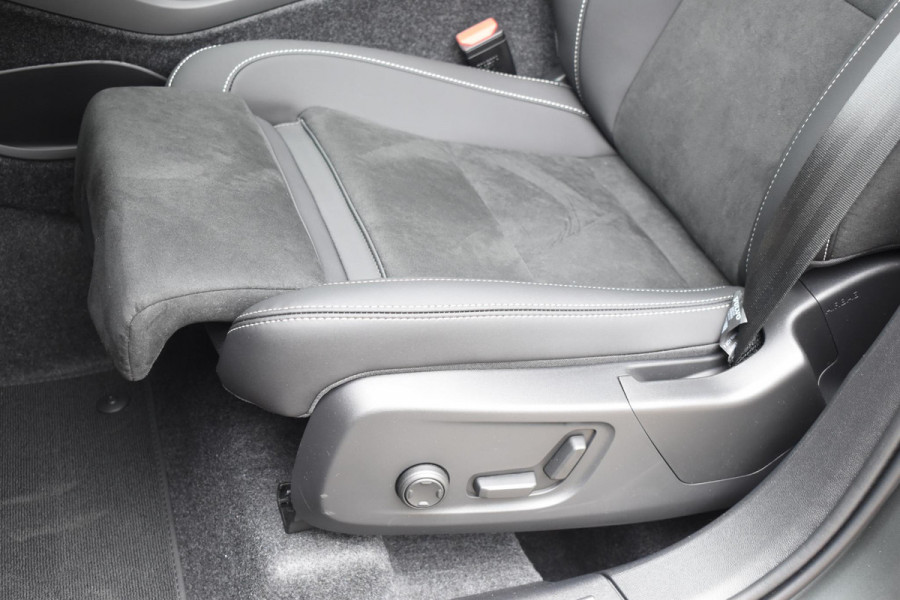 Volvo XC40 B4 211PK Automaat Plus Dark / Lounge Pakket / Extra getint glas / 360 Camera / 20'' velgen / Panoramadak / Elektrische stoelen met geheugen / Harman Kardon / Microtech/Nubuck bekleding