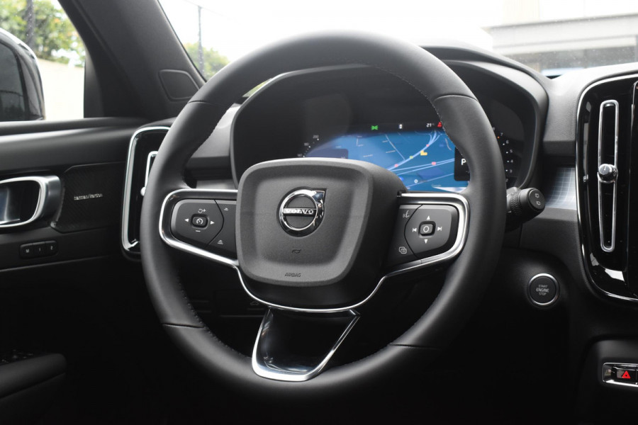Volvo XC40 B4 211PK Automaat Plus Dark / Lounge Pakket / Extra getint glas / 360 Camera / 20'' velgen / Panoramadak / Elektrische stoelen met geheugen / Harman Kardon / Microtech/Nubuck bekleding