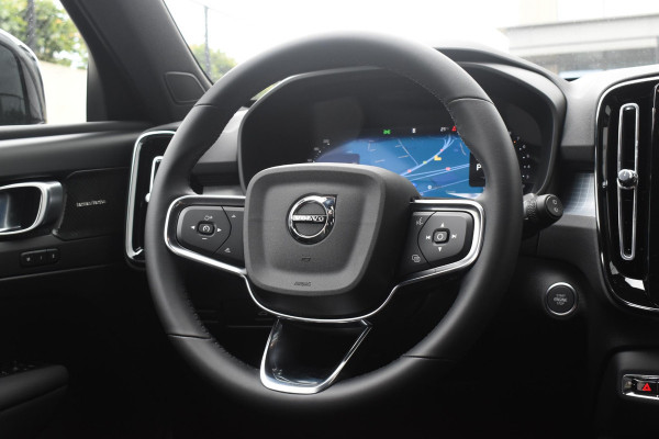 Volvo XC40 B4 211PK Automaat Plus Dark / Lounge Pakket / Extra getint glas / 360 Camera / 20'' velgen / Panoramadak / Elektrische stoelen met geheugen / Harman Kardon / Microtech/Nubuck bekleding