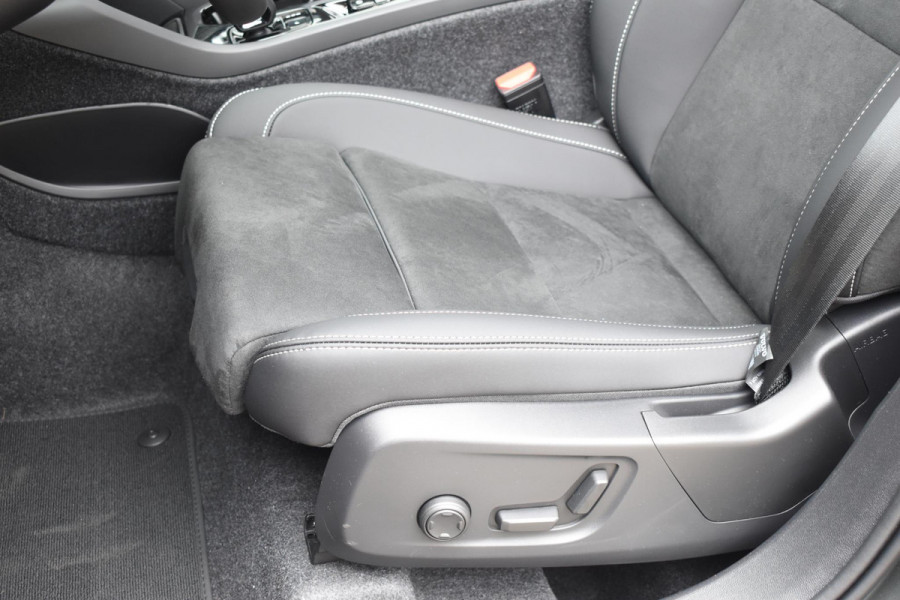Volvo XC40 B4 211PK Automaat Plus Dark / Lounge Pakket / Extra getint glas / 360 Camera / 20'' velgen / Panoramadak / Elektrische stoelen met geheugen / Harman Kardon / Microtech/Nubuck bekleding