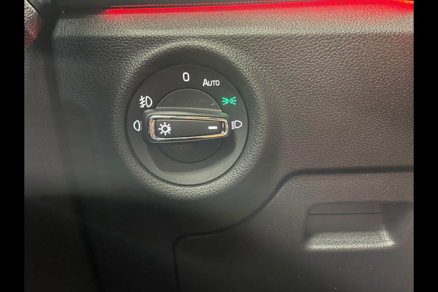 Škoda Kamiq 1.0 TSI Monte Carlo Panoramadak Wegklapbare trekhaak Navigatie Apple Carplay Android Auto Camera Parkeerhulp Adaptive Cruise Control Stoel- en stuurverwarming Virtual Cockpit Full Led Climate Control Lichtmetalen velgen