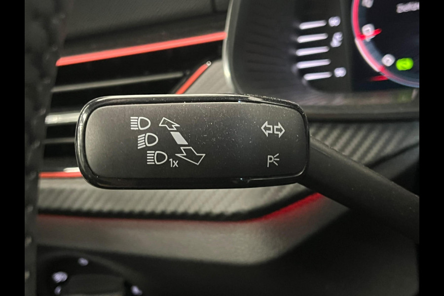 Škoda Kamiq 1.0 TSI Monte Carlo Panoramadak Wegklapbare trekhaak Navigatie Apple Carplay Android Auto Camera Parkeerhulp Adaptive Cruise Control Stoel- en stuurverwarming Virtual Cockpit Full Led Climate Control Lichtmetalen velgen