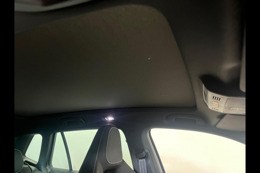 Škoda Kamiq 1.0 TSI Monte Carlo Panoramadak Wegklapbare trekhaak Navigatie Apple Carplay Android Auto Camera Parkeerhulp Adaptive Cruise Control Stoel- en stuurverwarming Virtual Cockpit Full Led Climate Control Lichtmetalen velgen