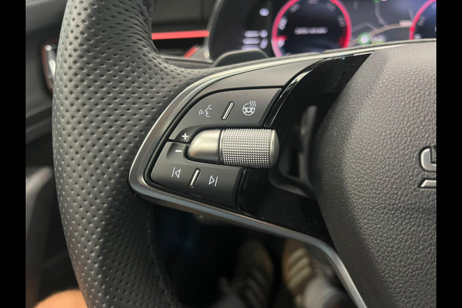Škoda Kamiq 1.0 TSI Monte Carlo Panoramadak Wegklapbare trekhaak Navigatie Apple Carplay Android Auto Camera Parkeerhulp Adaptive Cruise Control Stoel- en stuurverwarming Virtual Cockpit Full Led Climate Control Lichtmetalen velgen