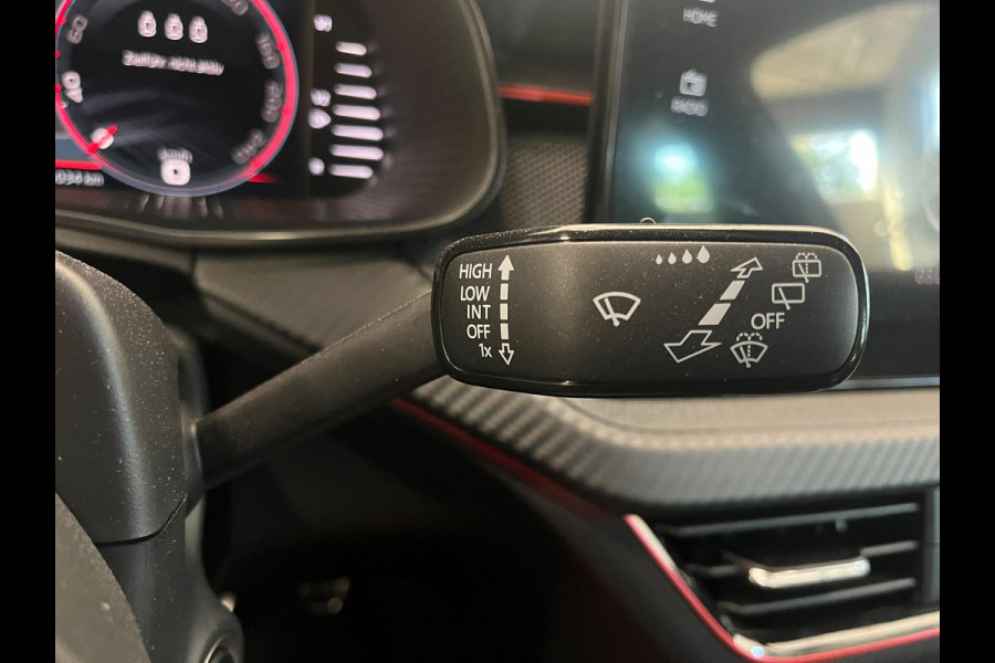 Škoda Kamiq 1.0 TSI Monte Carlo Panoramadak Wegklapbare trekhaak Navigatie Apple Carplay Android Auto Camera Parkeerhulp Adaptive Cruise Control Stoel- en stuurverwarming Virtual Cockpit Full Led Climate Control Lichtmetalen velgen