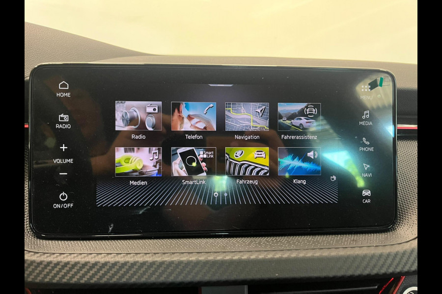 Škoda Kamiq 1.0 TSI Monte Carlo Panoramadak Wegklapbare trekhaak Navigatie Apple Carplay Android Auto Camera Parkeerhulp Adaptive Cruise Control Stoel- en stuurverwarming Virtual Cockpit Full Led Climate Control Lichtmetalen velgen