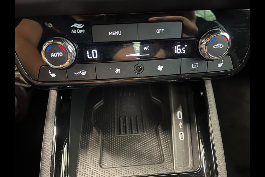 Škoda Kamiq 1.0 TSI Monte Carlo Panoramadak Wegklapbare trekhaak Navigatie Apple Carplay Android Auto Camera Parkeerhulp Adaptive Cruise Control Stoel- en stuurverwarming Virtual Cockpit Full Led Climate Control Lichtmetalen velgen