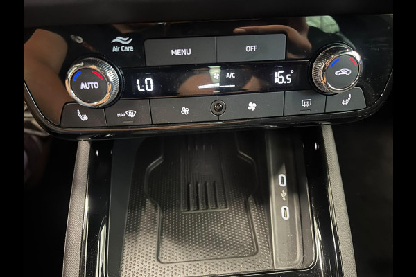 Škoda Kamiq 1.0 TSI Monte Carlo Panoramadak Wegklapbare trekhaak Navigatie Apple Carplay Android Auto Camera Parkeerhulp Adaptive Cruise Control Stoel- en stuurverwarming Virtual Cockpit Full Led Climate Control Lichtmetalen velgen
