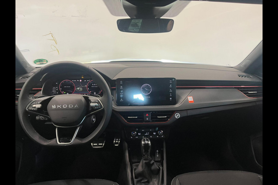 Škoda Kamiq 1.0 TSI Monte Carlo Panoramadak Wegklapbare trekhaak Navigatie Apple Carplay Android Auto Camera Parkeerhulp Adaptive Cruise Control Stoel- en stuurverwarming Virtual Cockpit Full Led Climate Control Lichtmetalen velgen