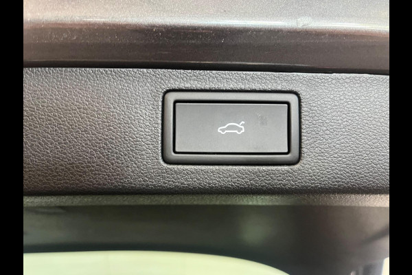 Škoda Kamiq 1.0 TSI Monte Carlo Panoramadak Wegklapbare trekhaak Navigatie Apple Carplay Android Auto Camera Parkeerhulp Adaptive Cruise Control Stoel- en stuurverwarming Virtual Cockpit Full Led Climate Control Lichtmetalen velgen