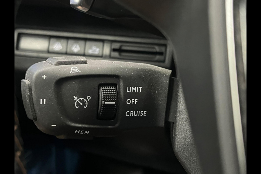 Peugeot 5008 1.2 PureTech GT 7 persoons Panoramdak Trekhaak Navigatie Apple Carplay Android Auto Camera Parkeersensoren Adaptive Cruise Control Memory stoelen Stoelverwarming Elektrische achterklep Full Led Climate Control